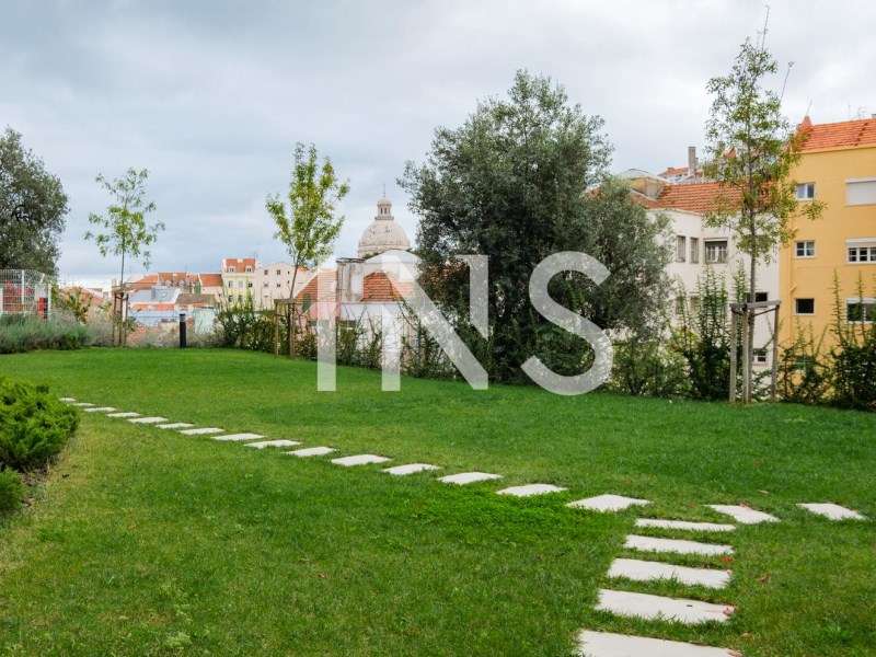 Apartamento T2 para venda com garagem e arrecadação na Graça, Lisboa - Jardim