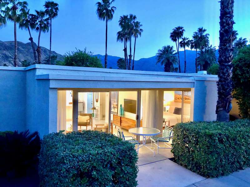 COCO_CABANA_HIDEAWAY_EXTERIOR_DUSK