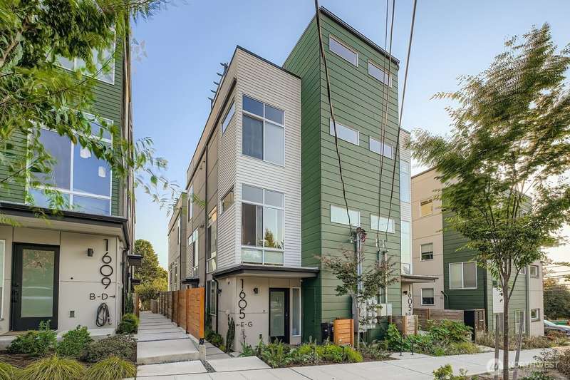 Plenty of street parking!