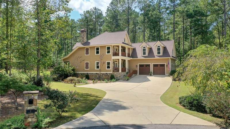 Custom built home  & guest house situated on 1.62
