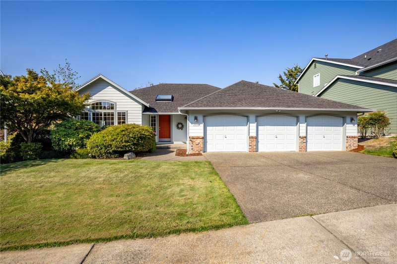 Fantastic rambler on a corner lot in Lakeland's desirable Viewridge neighborhood