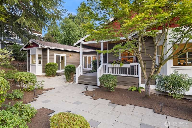 Spacious, airy home with 5 bedrooms and 4.5 bathrooms.