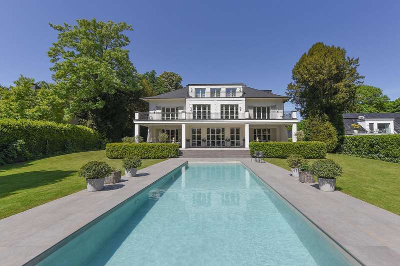 Gartenansicht & Außenpool