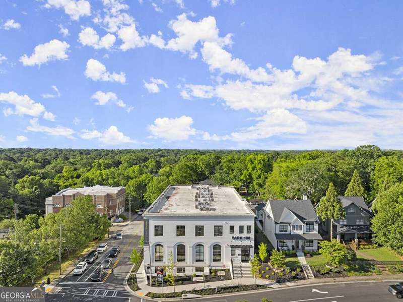 A rare find in the vibrant and walkable Oakhurst neighborhood, Park 108 offers new loft-style condos in Decatur, GA, with modern and totally unique floor plans that embrace the historic charm of the original Bell South building.