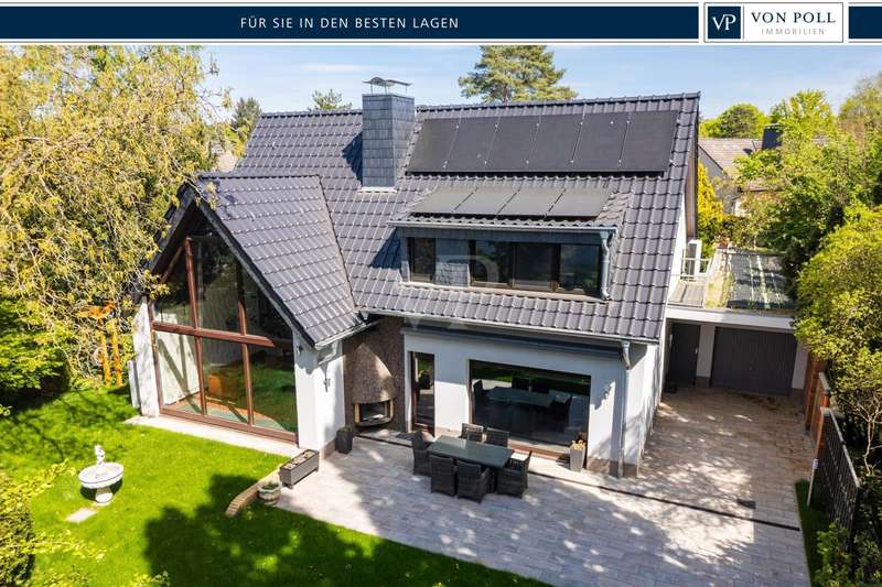 Hausansicht Gartenseite mit Pool