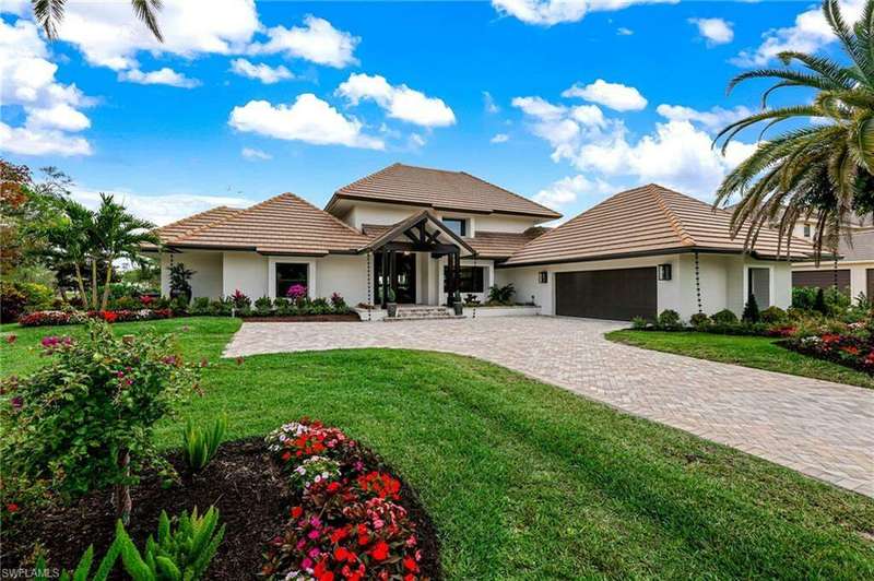 View of front of house featuring a garage and a front yard