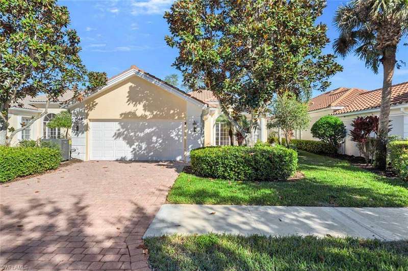 Brick paver drive, 2 car garage