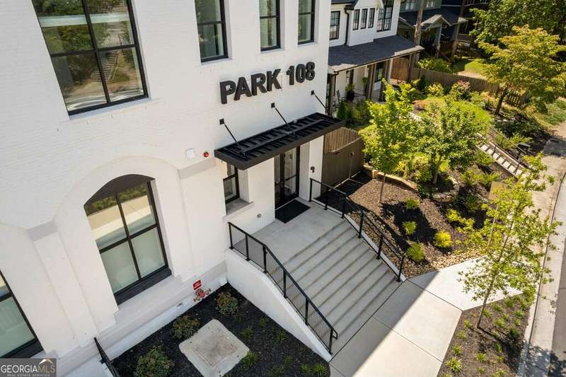 A rare find in the vibrant and walkable Oakhurst neighborhood, Park 108 offers new loft-style condos in Decatur, GA, with modern and totally unique floor plans that embrace the historic charm of the original Bell South building.