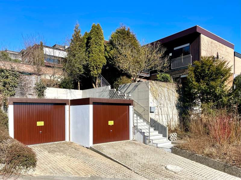 Einfamilienhaus mit Garten + 2 Garagen am Sallerner Berg