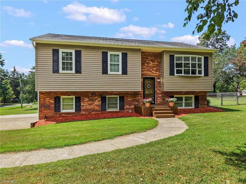 2350 Dianne Ave - 3,188 SqFt., 6/7 bedrooms, 5 full baths, 0.52 Acres - $399,900