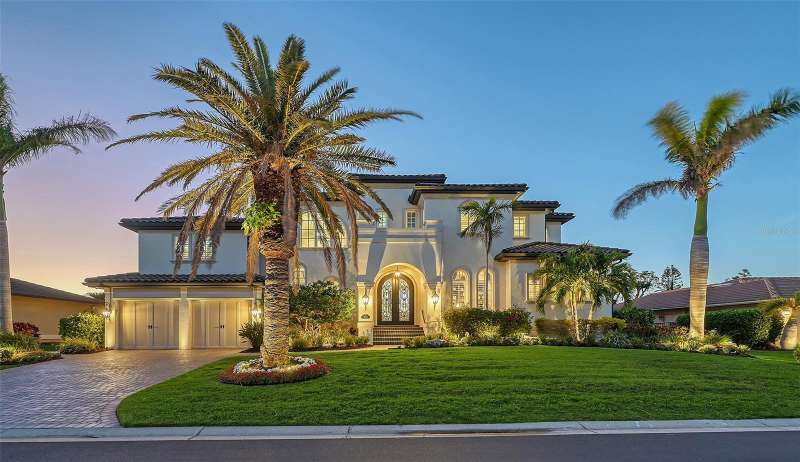 Welcome to a perfect John Cannon custom masterpiece on one of the best streets in Country Club Shores IV
