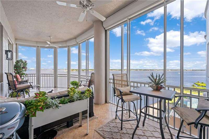 UNOBSTRUCTED VIEWS OF THE CALOOSAHATCHEE RIVER!