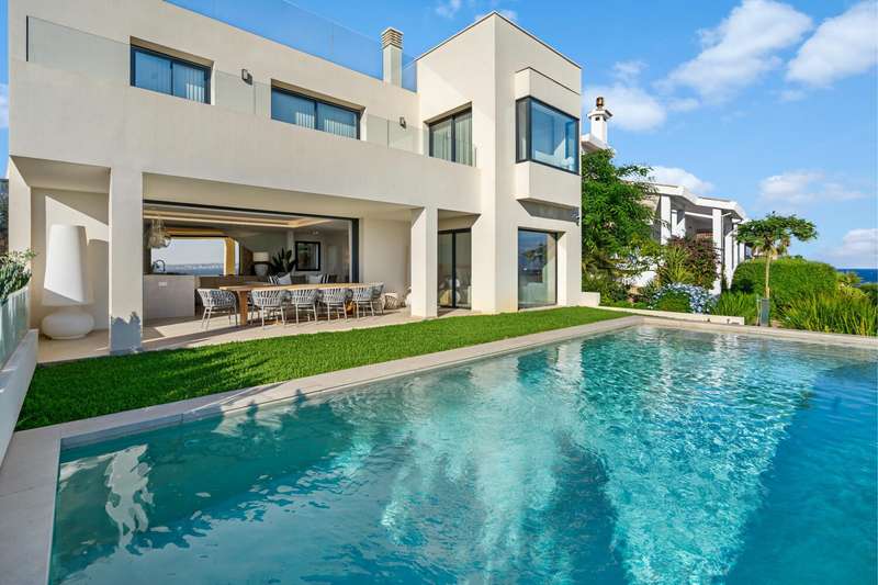 Luxuriöse-Villa-direkt-am-Meer-in-Alcanada