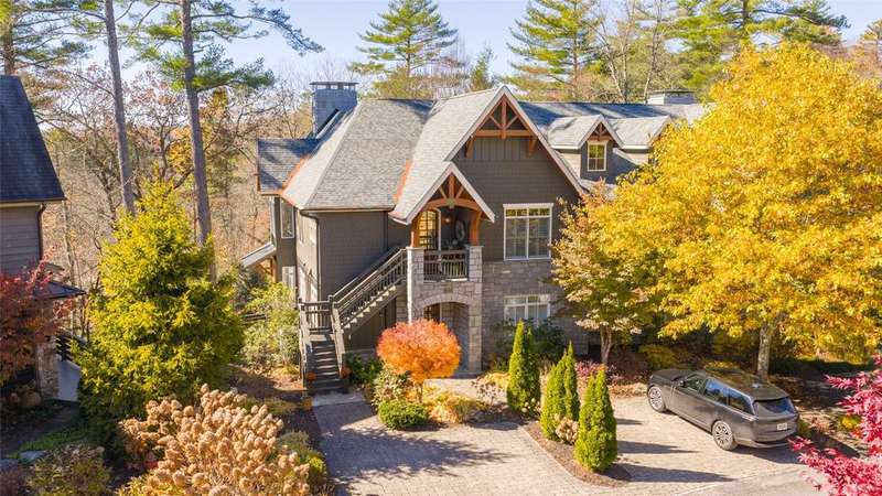 Beautiful Upper unit located walking distance to d