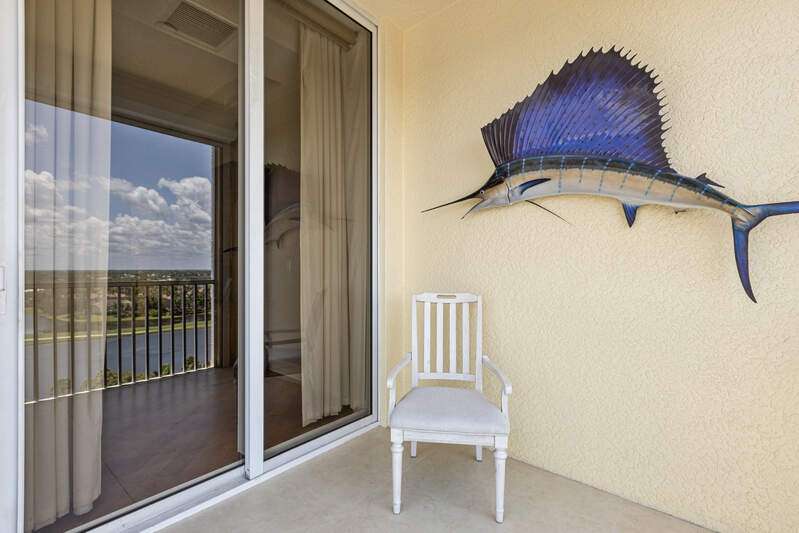 Spectacular sunsets over the Caloosahathcee River from your dining area!