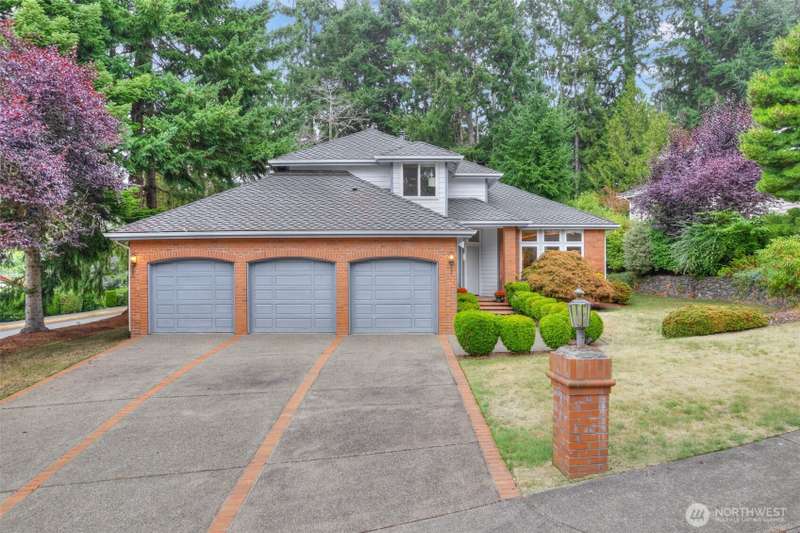 Stunning home in beautiful Cormorant Passage--A former Street of Dreams neibhborhood.