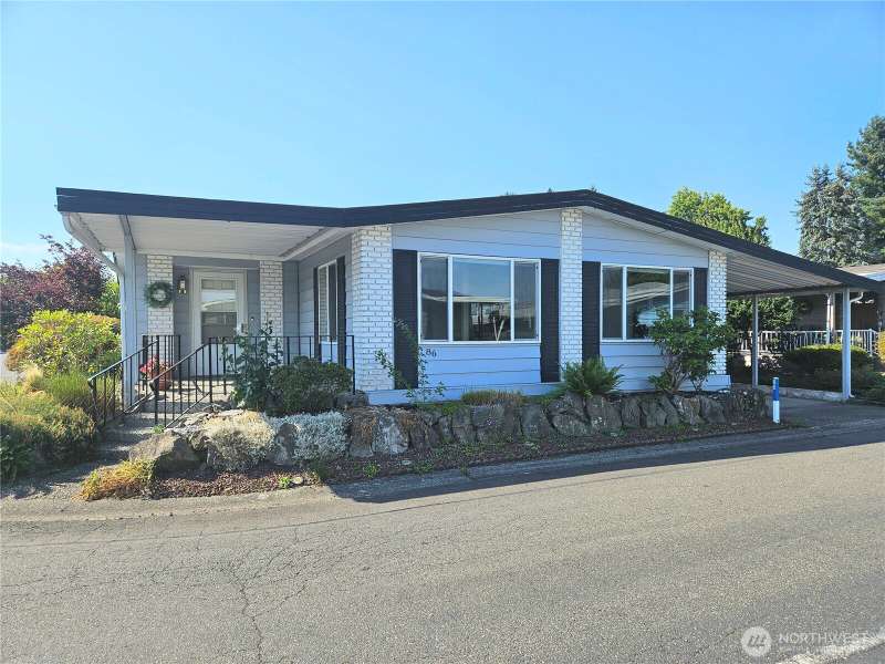 Welcome to your new home in Rio Verde! A 55+ gated community.