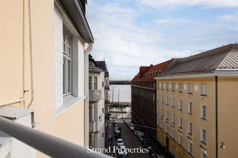 Asunnon parvekkeelta kauniit merinäkymät