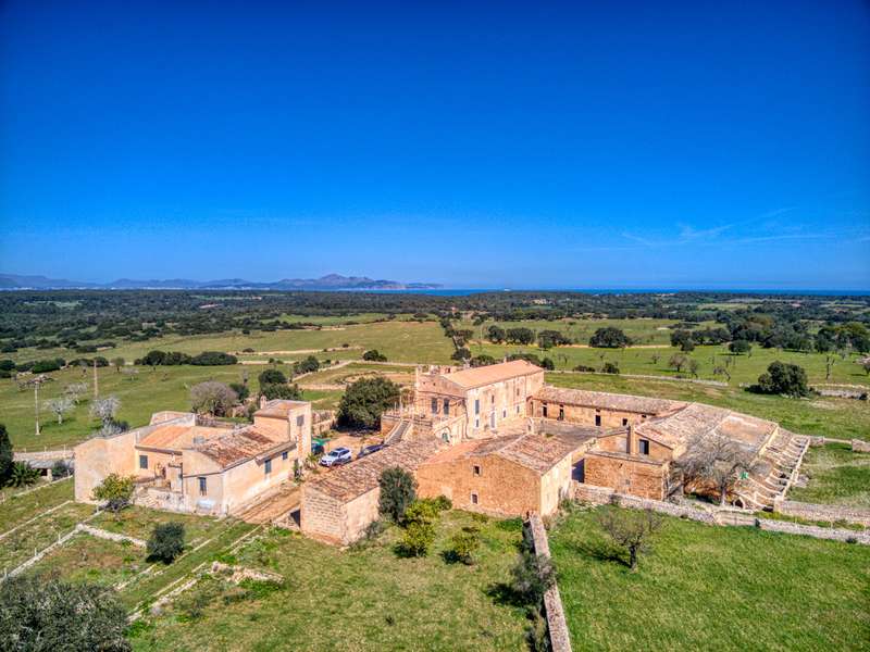 Histórica-mansión-con-vistas-al-mar-y-montañas-cerca-de-Son-Serra-Mari