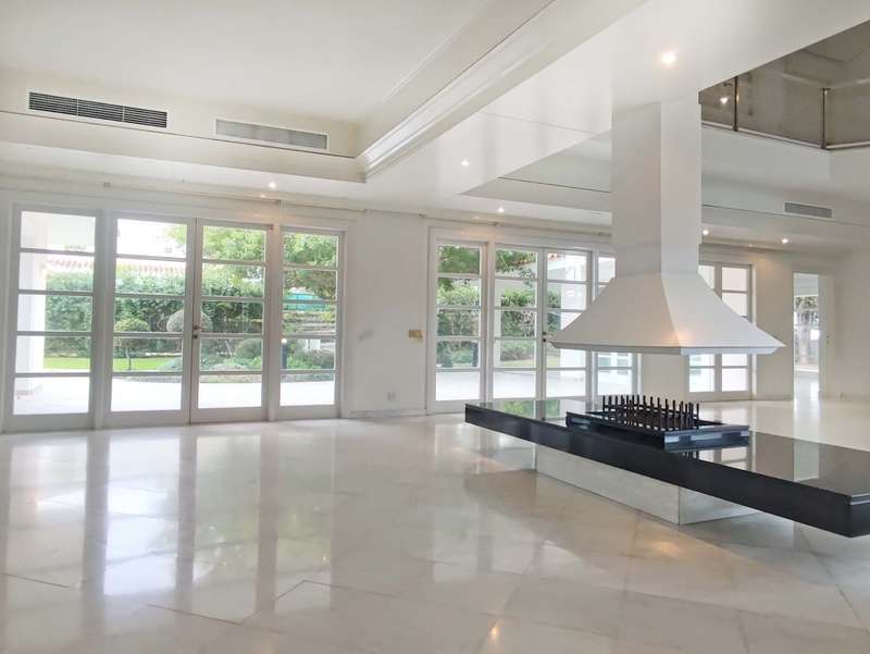 Elegant Hilltop Residence Image