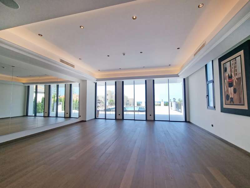 Superb beachfront apartment Image