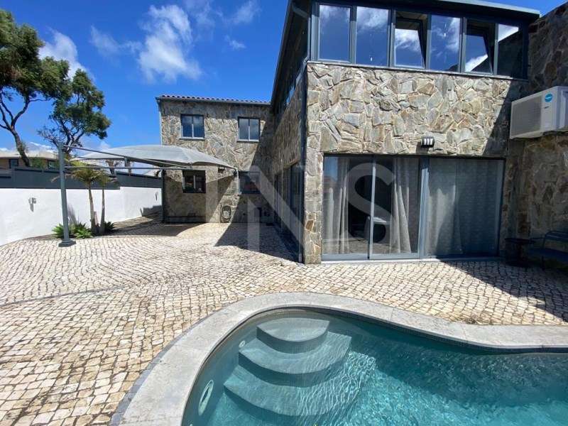 Moradia T3 remodelada com piscina e jardim para venda em Alcoit?o