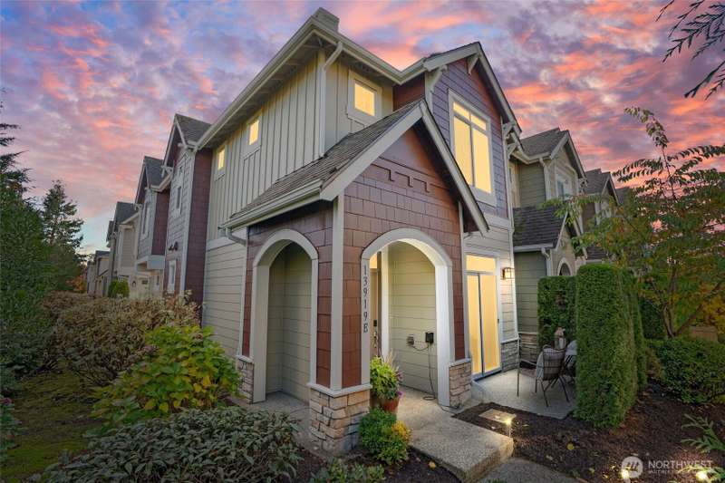 Fresh Exterior Paint and a end unit makes this very desirable.