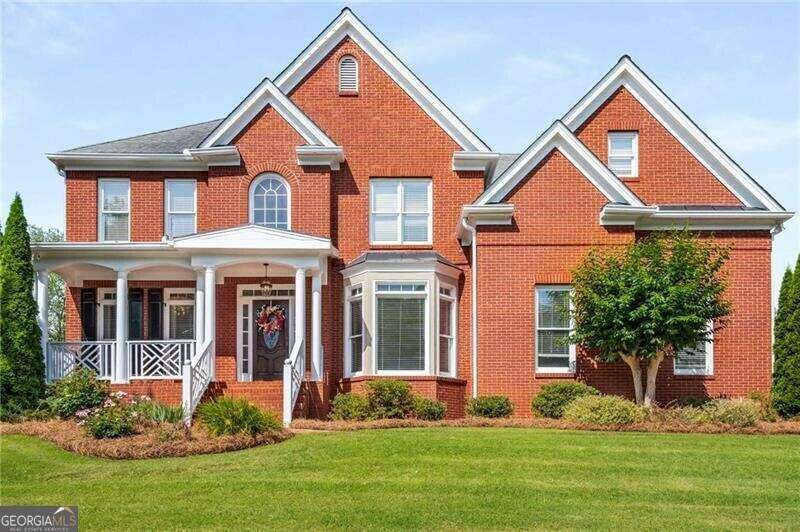 Craftsman-style home featuring a porch and a front lawn