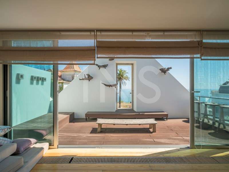 Moradia geminada de tipologia T3+1 para venda localizada no Estoril-terraço