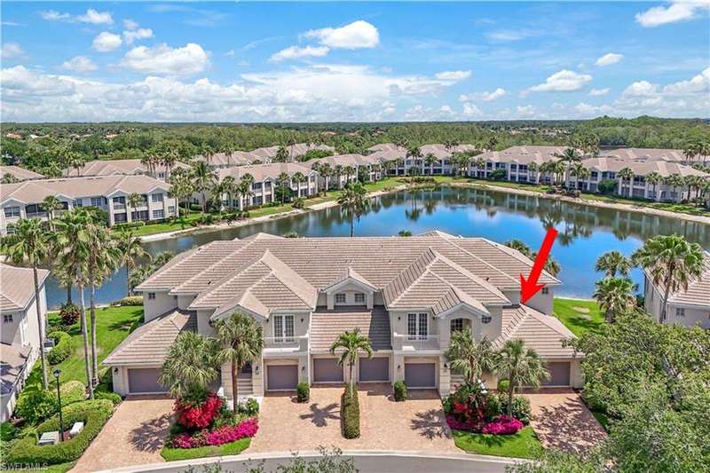 Bird's eye view featuring a residential view and a water view