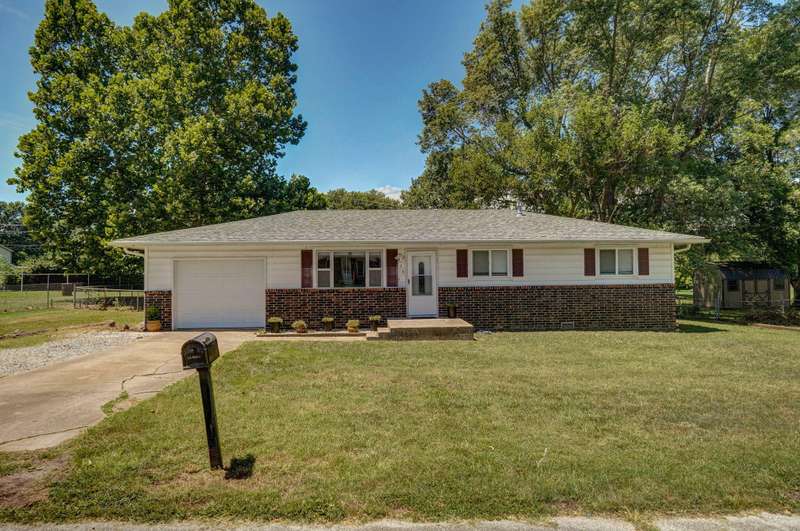 819 Looney St-24