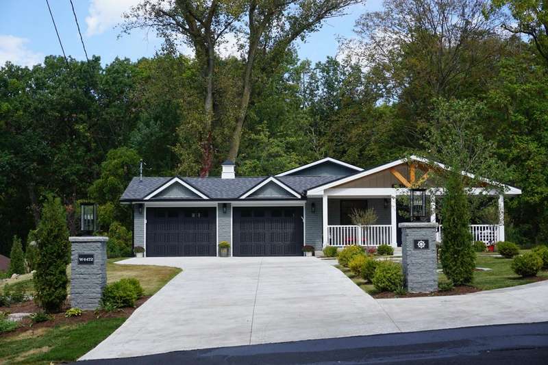 01_W4472SLakeShoreDr_900002_FrontofHome_