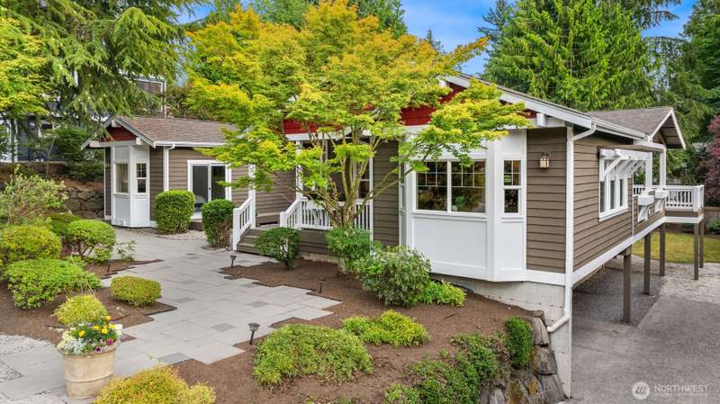 Spacious, airy home with 5 bedrooms and 4.5 bathrooms.