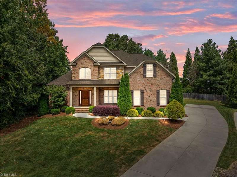 Welcome to 8802 E. Pepper Court in the Hunters Mark community of Oak Ridge.