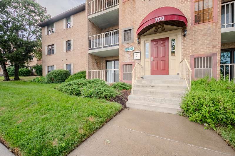 711 Governor Circle - Close to Main Entrance