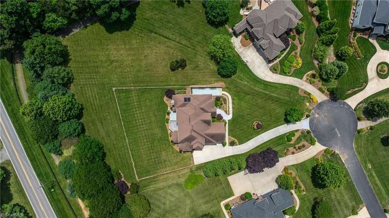 huge lot in the back of the cul-de-sac