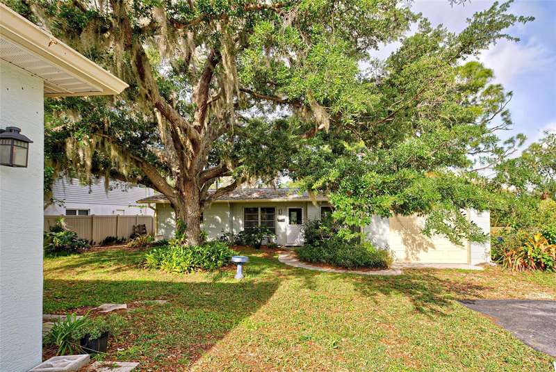 CHARMING FLORIDA HOME ON GOTTFRIED CREEK