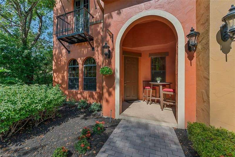 Entrance to property with a balcony