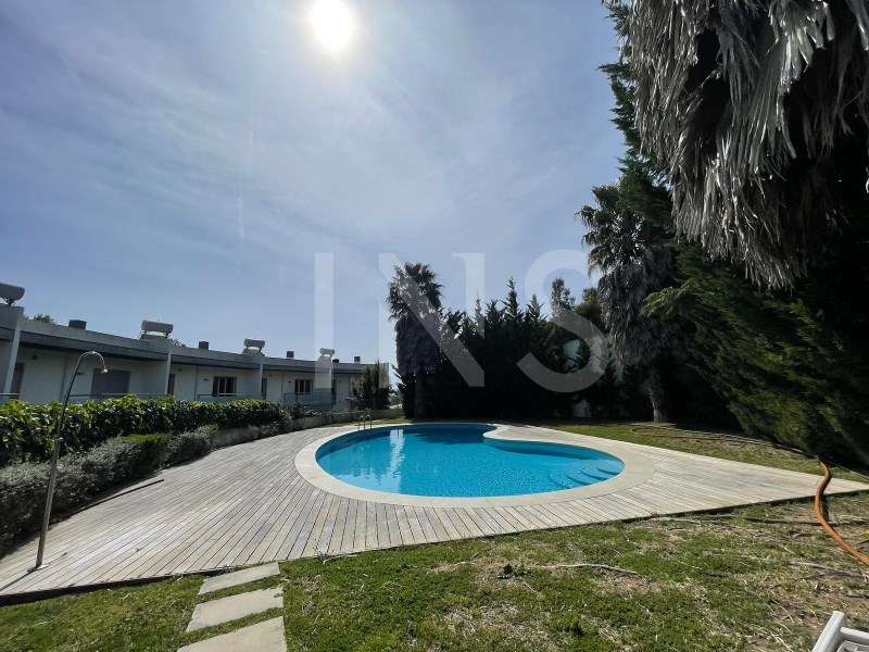Moradia em condomínio com piscina e jardim em zona tranquila da Parede