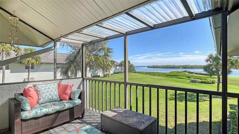 PANORAMIC BAY VIEWS FROM YOUR SCREENED BALCONY