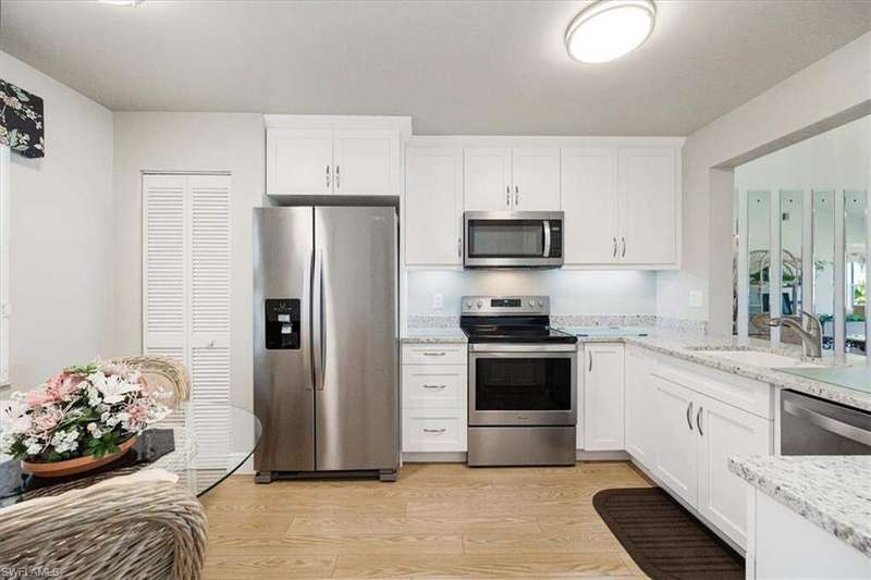 Kitchen w/Breakfast Area