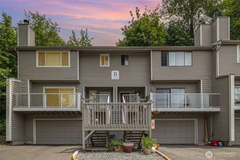 Welcome home to this charming & well-maintained condo, perfectly located on peaceful Lea Hill!