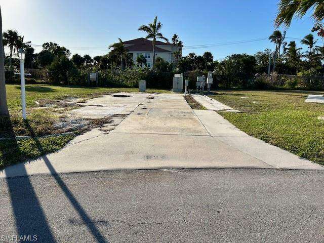 View of front of lot with a front lawn