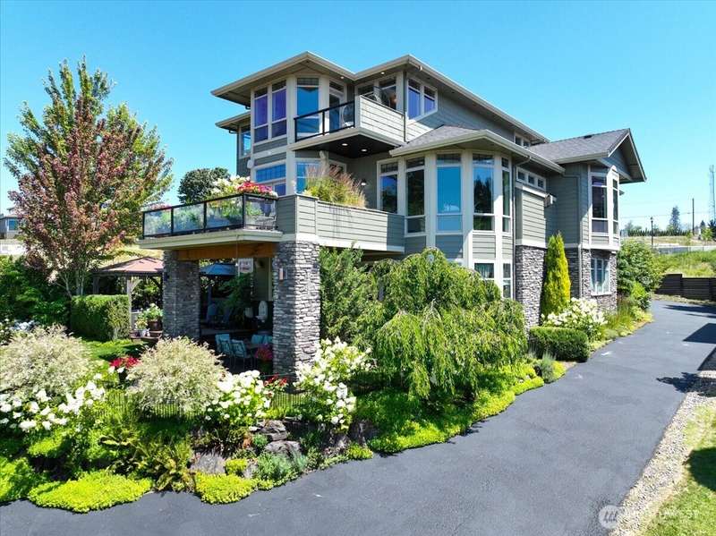 South entrance with 180 degree views of the CITY & RIVER!