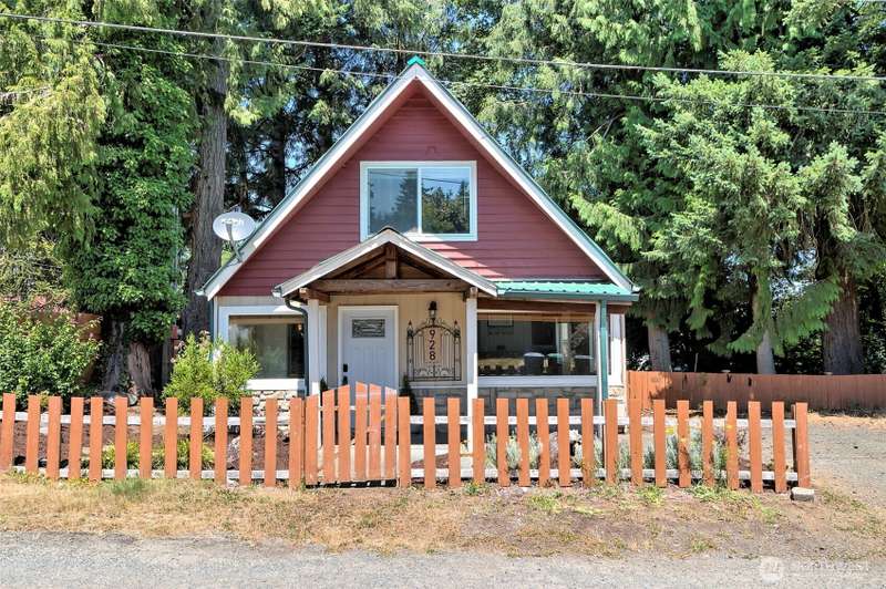 Cute corner house - it looks smaller on the outside than it is inside!