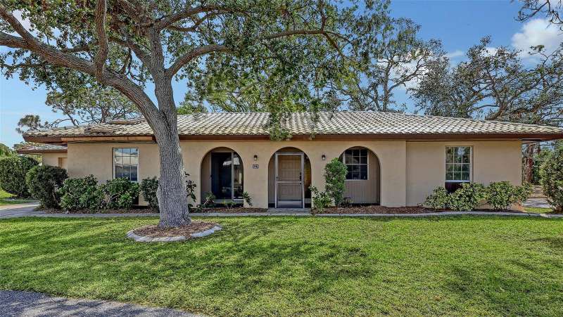 Welcome to Sorrento Villas. (old roof)