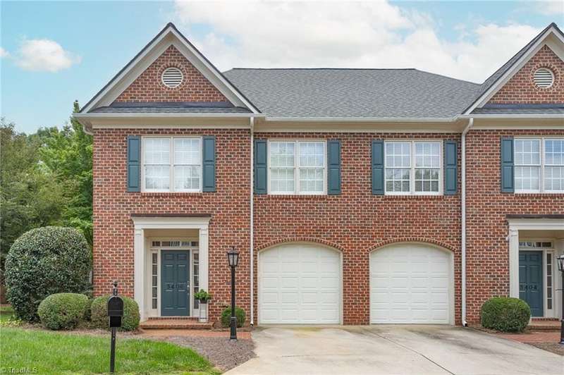 End unit with one car garage
