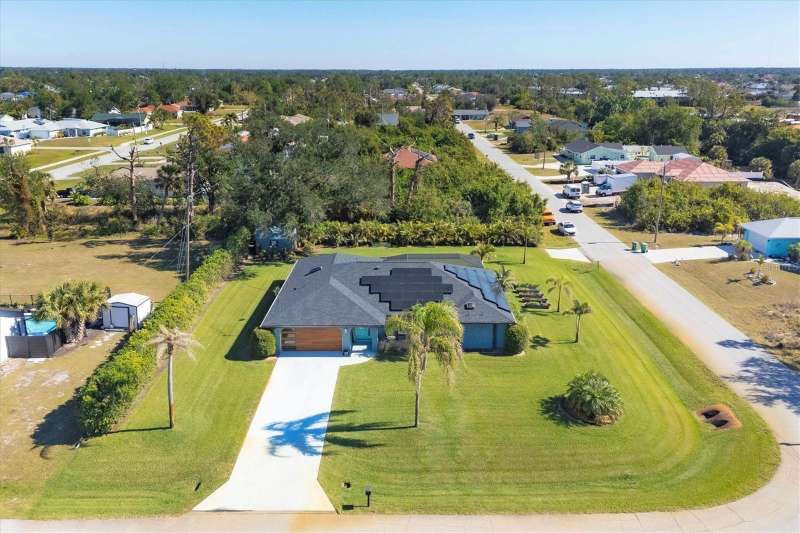 Large 1/2 acre corner lot/Solar Panels for electricity & energy