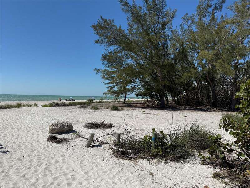 Public Beach Access 2 Blocks away