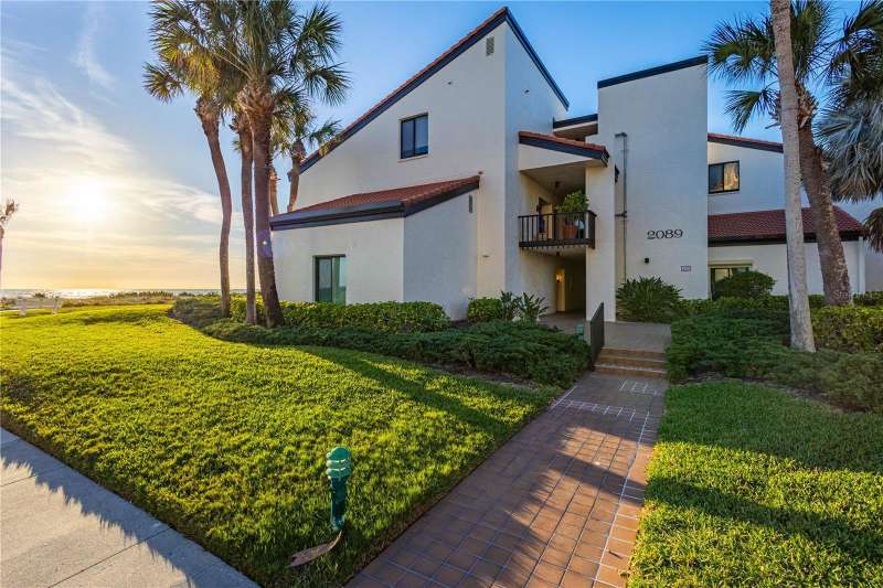 Welcome to Seaplace, where the gorgeous sunset is just steps away.